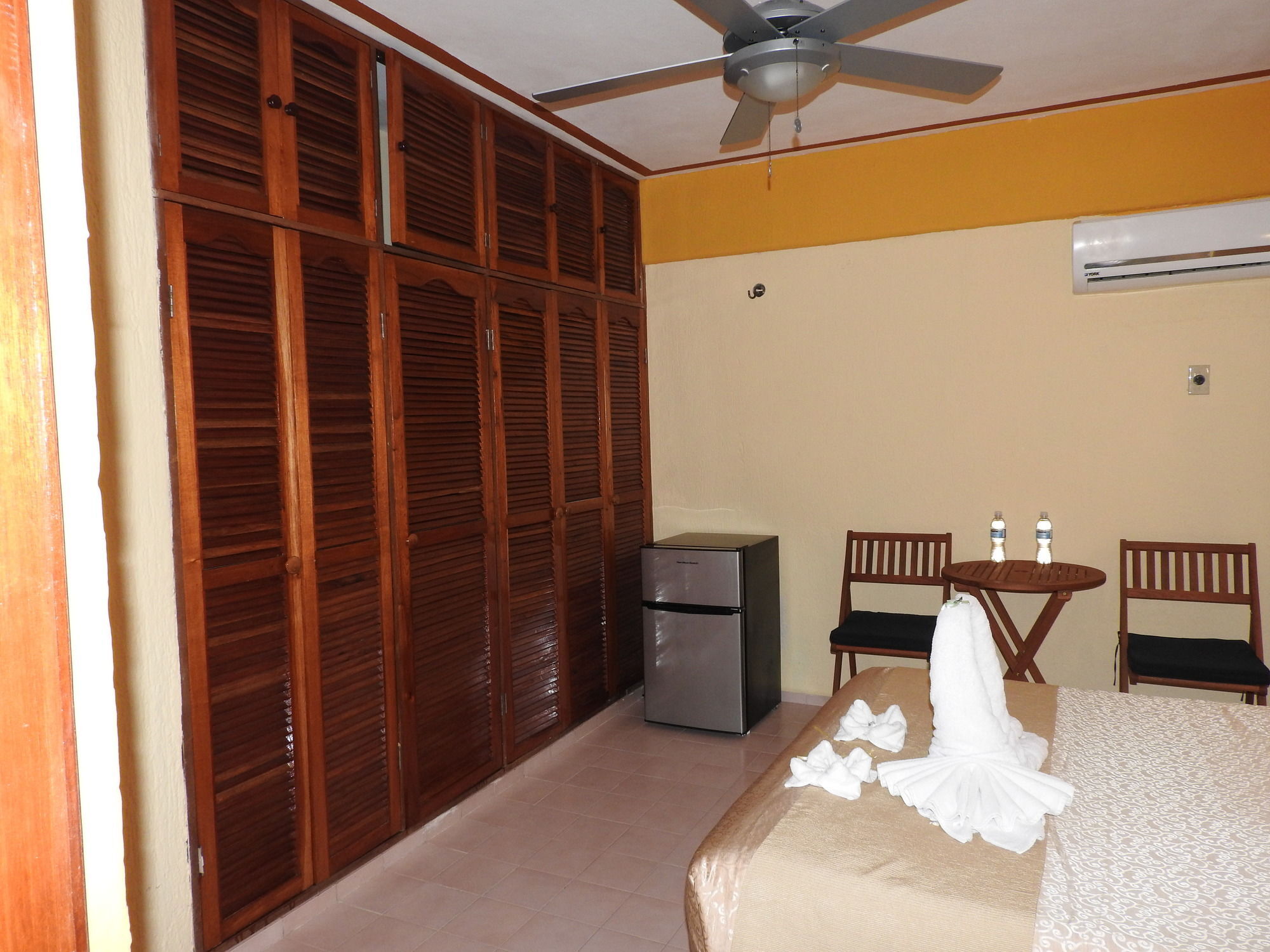 Hotel Casa Mallorca Канкун Экстерьер фото